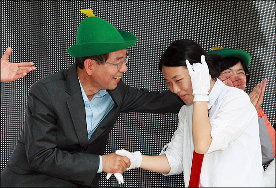 박원순 야권통합 서울시장 후보가 22일 거리유세에서 운동원으로 나서준 학생에게 감사 표시를 하고 있다.