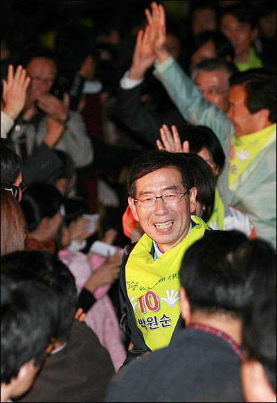 박원순 야권통합 서울시장 후보가 시민들의 환호속에 22일 광화문 광장 집중유세에 참석하고 있다.