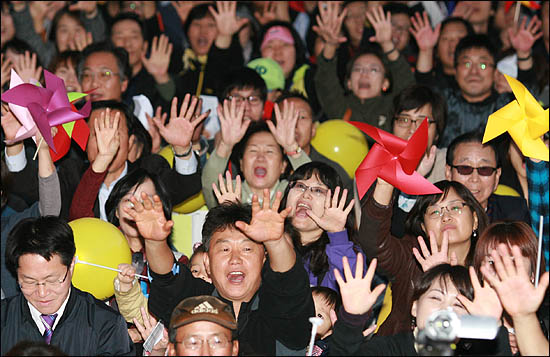 22일 광화문광장에 모인 시민들이 박원순 야권통합 서울시장 후보의 이름을 연호하며 '기호10번'을 뜻하는 열손가락을 펴보이고 있다.