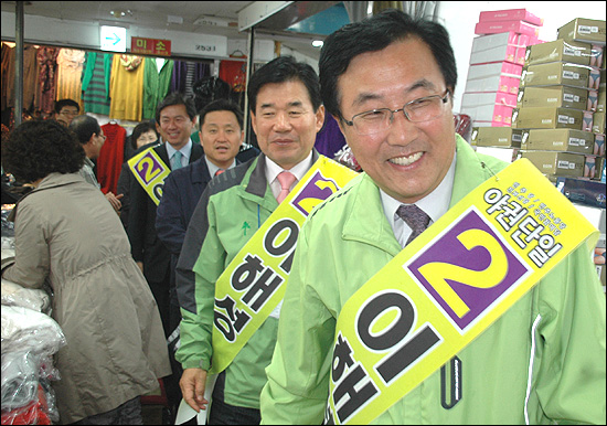 10.26 부산 동구청장 재선거에 나선 야권단일후보인 민주당 이해성 후보가 22일 김진표 원내대표 등과 함께 부산 동구 자유시장을 돌며 상인들과 인사하고 있다.