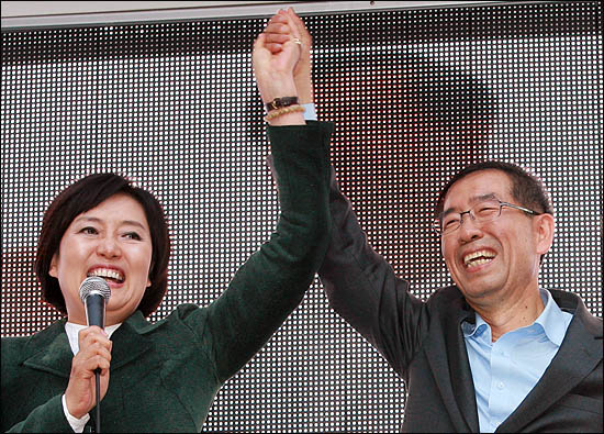 22일 박원순 야권통합 서울시장 후보 지원유세에 나선 박영선 민주당 의원이 박 후보의 손을 번쩍 들어올리며 필승을 다짐하고 있다.