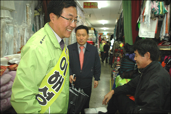 10.26 부산 동구청장 재선거에 나선 민주당 이해성 후보가 22일 오후 자유시장을 찾아 상인들과 인사를 나누고 있다.