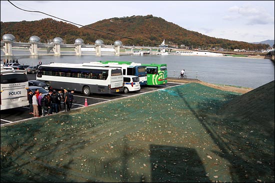  이포보 주위 모래와 자갈에 '녹색' 물감이 들어간 '씨드 스프레이'가 뿌려져 있다. 멀리서 보면 마치 풀이 자라있는 듯 착각을 주고 있다.