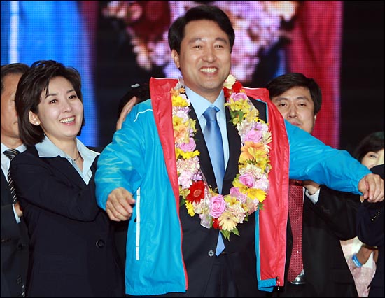 지난해 5월3일 열린 '6.2지방선거 한나라당 서울시장 후보 선출대회'에서 후보로 확정된 오세훈 당시 시장에게 나경원 의원이 선거운동복을 입혀주며 축하하고 있다.