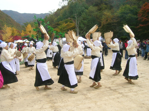 소용단풍문화제  비가 오지 않아 가뭄이 들자 여자들이 키를 가지고 옥황상제에게 비를 내리게 해 달라고 춤을 추며 기우제를 지내고 있다. 옥황상제가 보기싫어 비를 내려주었다고 한다.   