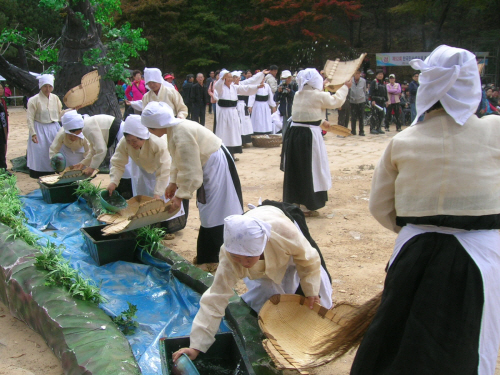 소용단풍축제 옥황상제가 비를 내려 주어 여자들이 물을 논에 퍼올리고 있다. 오랜 가뭄이 끝나고 일군들은 다시 모를 심게 되었다. 