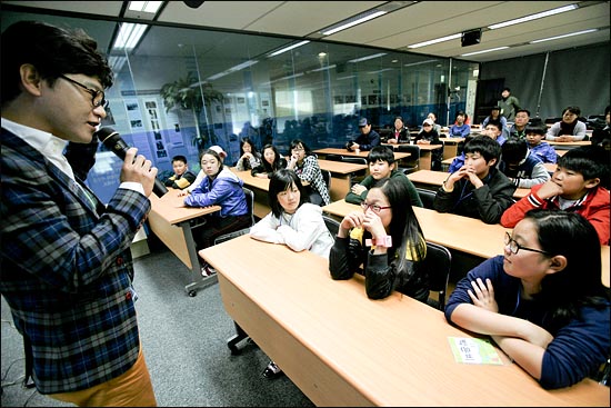  20일 오후 서울 삼성동 코엑스아쿠아리움에서의 일정을 마친 '2011 나홀로 6학년들의 더불어졸업여행'  참가자들이 상암동 오마이뉴스 회의실에서 일일 강사인 개그맨 김학도씨의 얘기를 듣고 있다.