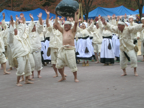 소요단풍문화축제  백중절을 맞아 농부들이 힘겨루기를 하고 있다. 이때를 어정칠월이라하여 모내기를 끝낸 농부들은 가장 한가한 절기다. 