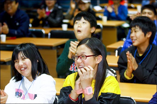  2011 나홀로 6학년들의 더불어 졸업여행 참가자들이 20일 오후 서울 상암동 오마이뉴스 대회의실에서 일일강사 김학도 의 얘기에 즐거워 하고 있다.