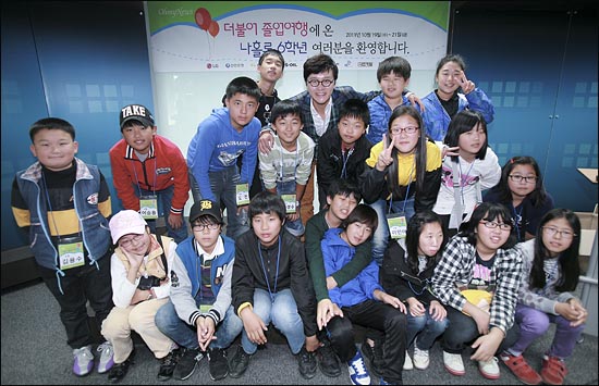  2011 나홀로 6학년들의 더불어졸업여행에 참가한 아이들이 20일 오후 서울 상암동 오마이뉴스 대회의실에서 진행된 개그맨 김학도와의 즐거운 시간을 마치고 기념사진을 찍고 있다.
