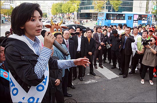  10.26 서울시장 보궐선거를 사흘 앞둔 23일 오후 서울 중랑구 우림시장에서 나경원 한나라당 서울시장 후보가 시민들에게 10.26 서울시장 선거의 지지를 호소하고 있다.