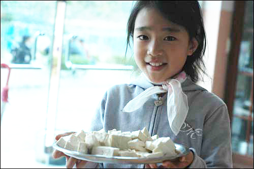  벼베기를 마치고 맛있는 '밥 모심' 시간. 평소에는 아이들이 직접 밥을 짓고 집에서 두 가지씩 반찬을 해오는데 오늘은 엄마들이 반찬을 준비했다.