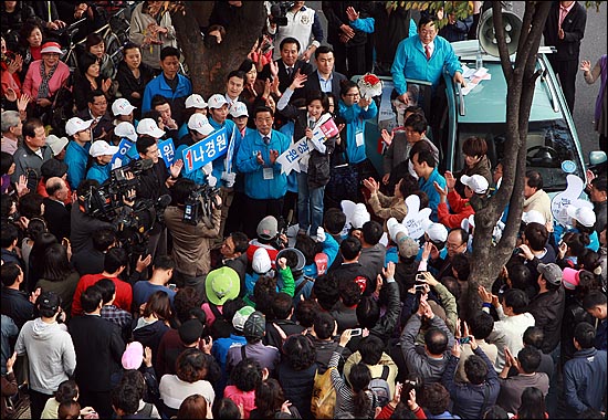 23일 오후 서울 강동구 천호사거리에서 수많은 시민들이 모여 10.26 서울시장 보궐선거에 출마한 나경원 한나라당 후보의 유세를 경청하고 있다.