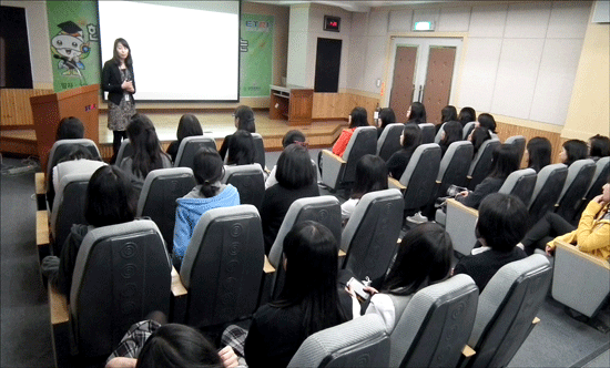  대전에 있는 한국전자통신연구원(ETRI)을 방문하여 미래 통신에 대한 연구 성과를 설명듣고 있습니다. 이곳에서는 미래 통신에 관한 연구 성과물을 직접 보고 체험하였는데, 사진 촬영이 금지되어 위 모습만 보여 드립니다. 