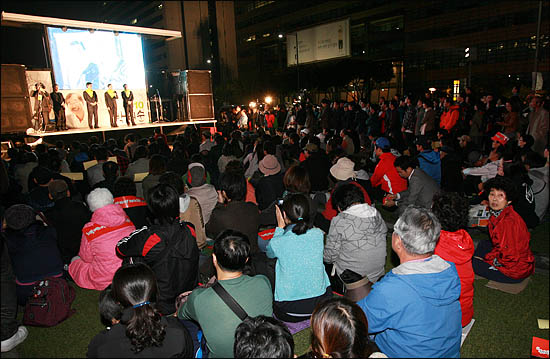 23일 저녁 광화문 광장을 가득 메운 시민들이 박원순 야권통합 서울시장 후보의 유세를 지켜보고 있다.