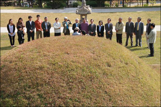 박기서씨 의거 15주년을 맞아 23일 낮 효창원 백범 김구 선생 묘소에서 열린 기념모임