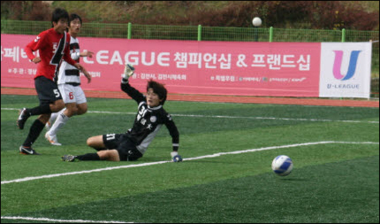 2011 U리그 챔피언십 32강 전 경기 장면 상지대와 명신대 경기에서 황지현이 골키퍼를 피해 슛을 날리고 있다.