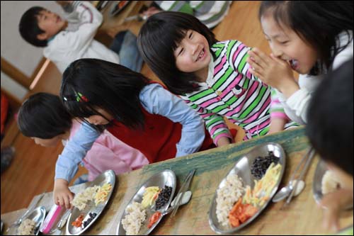 사랑어린 학교의 조촐한 '밥 모심' 시간. 아이들이 직접 쌀을 이어 밥을 짓고, 돌아가면서 집에서 반찬을 가져와 가족 모듬 별로 모여 앉아 점심을 먹는다.