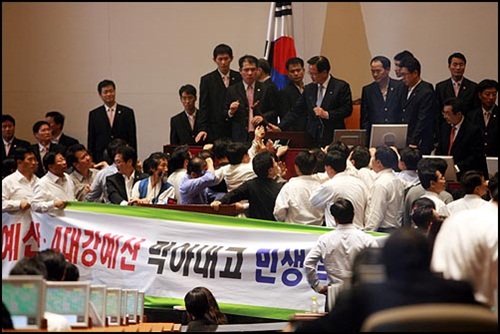 권력의 거수기로 전락한 한나라당의 협력이 없었다면, 이명박 대통령의 망상인 변종운하의 꿈은 이룰 수 없었습니다. 한나라당 의원들 역시 망국적인 4대강 죽이기의 책임을 져야합니다. 역사에 두번 다시 이런 일이 반복되지 않도록 양심을 저버린 무책임한 정치인들에 대한 국민의 심판이 반드시 따라야 할 것입니다. 