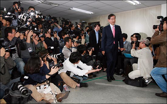  박원순 서울시장 야권단일후보와 지지방문하기 위해 도착한 안철수 서울대 융합과학기술대학원장이 24일 오후 서울 안국동 안국빌딩 8층 선거사무실에 수십명의 취재진이 지켜보는 가운데 함께 입장하고 있다.