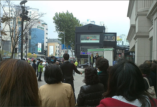 성북구 길음동 현대백화점 미아점 앞에서 정봉주 17대 국회의원이 박원순 후보 지지연설을 하고 있다.