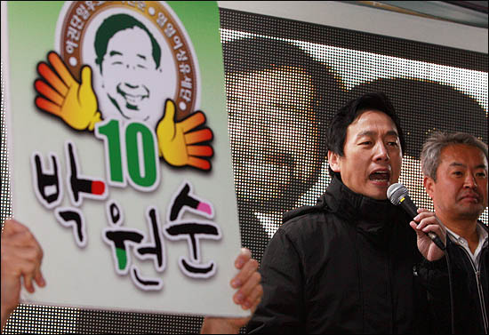 '나꼼수'의 정봉주 전 의원이 24일 홍대앞에서 박원순 야권통합 서울시장 후보에 대한 지지를 호소하고 있다.