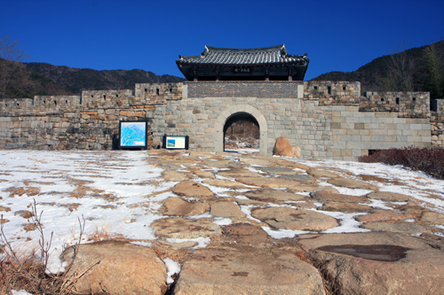 팔공산 가산산성 진남문의 복원된 모습