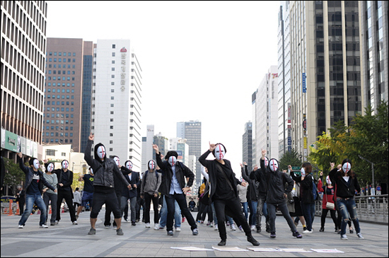 광화문 청계광장 앞에서 첫 플래시몹을 시도했습니다. 워낙 급하게 모인 첫만남이라 아직은 동작들이 많이 어색하네요.ㅎㅎㅎ