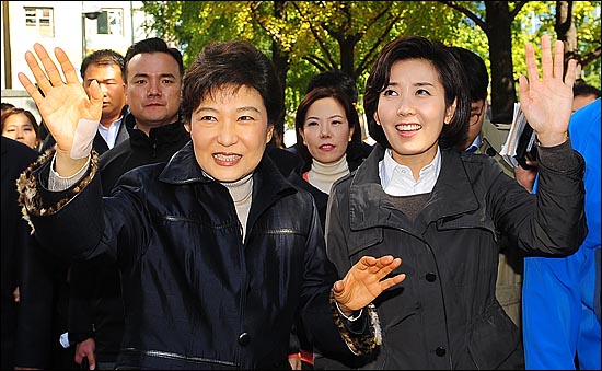 2011년 10월 25일, 나경원 한나라당 서울시장 후보와 박근혜 전 대표가 10.26 재보궐선거를 하루 앞두고 오전 서울 중구 프레스센터에서 서울역 방향으로 걸으며 시민들에게 인사를 하고 있다.