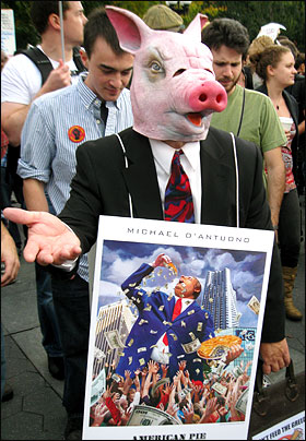 '월스트리트 점령' 시위가 진행되고 있는 뉴욕 맨해튼 자유광장(주코티파크)에서 한 시위대가 탐욕스러운 부유층 '1%'를 상징하는 돼지 가면을 쓴 채 시민들에게 손을 벌리고 있다.