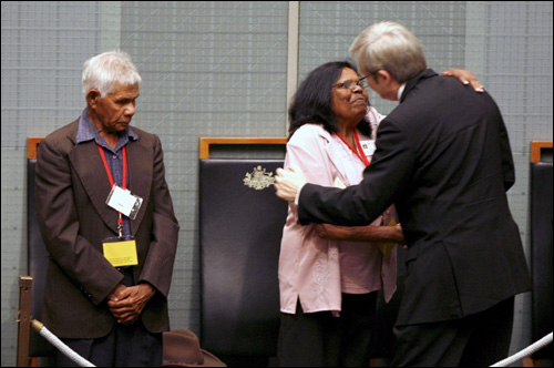 2008년 2월 13일 호주 캔버라 국회의사당에서 러드 총리가 '원주민가족 와해정책'에 대해 사과한 뒤 원주민 대표와 포옹하고 있다.