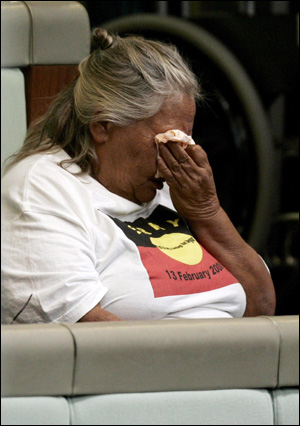 2008년 2월 13일 호주 캔버라 국회의사당에서 러드 총리가 '원주민가족 와해정책'에 대한 사과 연설을 하는 동안 한 원주민 여성이 방청석에서 눈물을 훔치고 있다.