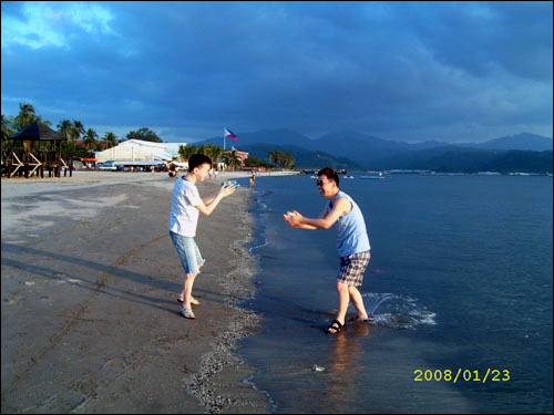 수빅 바닷가에서 물총 싸움을하는 아빠와 아들(학웅)