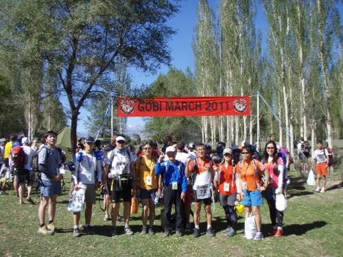  첫번째 캠프에서 기념 촬영 중인 한국 참가자들.