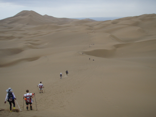  무지막지한 모래사막을 건너야하는 고비사막 레이스