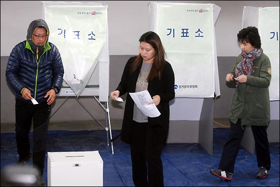 지난 10월 26일 오전 서울시장 보궐선거가 치러지는 용산구 한 투표소에서 유권자들이 투표를 하고 있다.