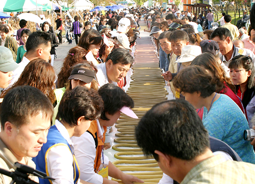 ‘고향의 정취, 어머니의 손맛’ 이란 주제로 제13회 이천쌀문화축제가 11월2일부터 4일간 이천시 설봉공원에서 개최된다
