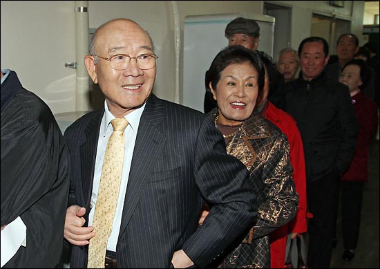 전두환씨와 이순자씨가 2011년 10월 26일 오전 서울 서대문구 연희동 주민센터에서 투표순서를 기다리고 있다.