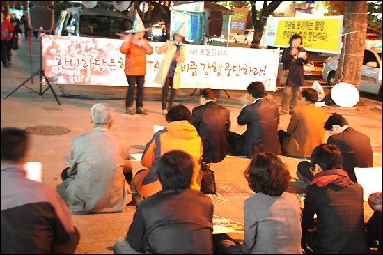 경남지역 야4당과 시민사회진영은 26일 저녁 창원 정우상가 앞에서 "한미FTA 비준 반대 촛불문화제"를 열었다.