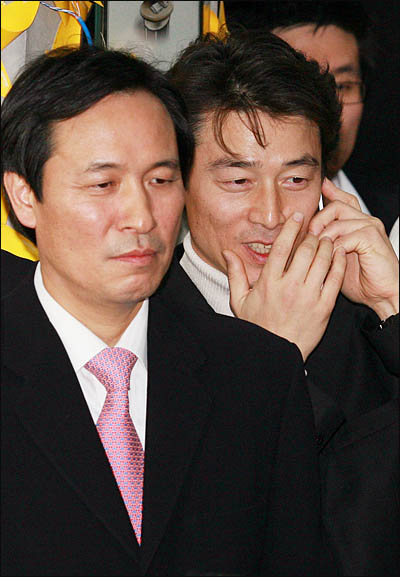 26일 저녁 방송사 출구조사 결과 박원순 후보가 나경원 후보에게 앞서는 것으로 나오자, 송호창 대변인의 입가에 미소가 퍼지고 있다.