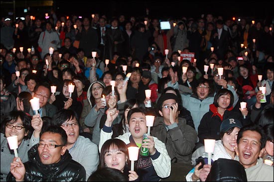 10.26 서울시장 보궐선거에서 박원순 야권단일후보가 승리한 가운데 26일 오후 서울광장에서 개표방송을 지켜보던 지지자들이 환호성을 지르고 있다.
