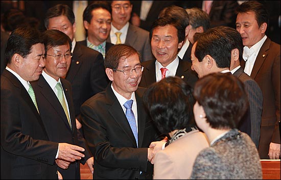  박원순 서울시장이 27일 오전 서울 여의도 국회 예결위회의장에서 열린 민주당 의원총회를 찾아 의원들과 인사를 나누고 있다.