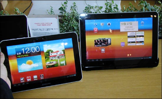 KT가 27일 스마트 홈 패드로 선보인 삼성 태블릿PC 갤럭시탭8.9(왼쪽)와 갤럭시탭10.1