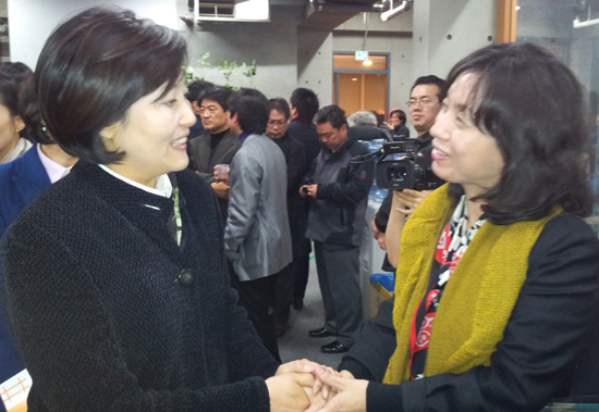 박 후보와 경쟁햇던 박영선 의원도 참석해 축하했다.
