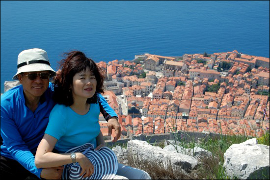 책의 저자 권순긍 교수와 아내 최선옥 씨. 크로아티아의 두브로브니크를 여행하면서 찍은 사진이다.
