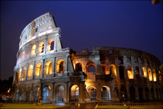 로마를 상징하는 랜드 마크 콜로세움. 로마의 건축물 중 가장 널리 알려진 원형경기장으로 세계 7대 불가사의라 불린다.
