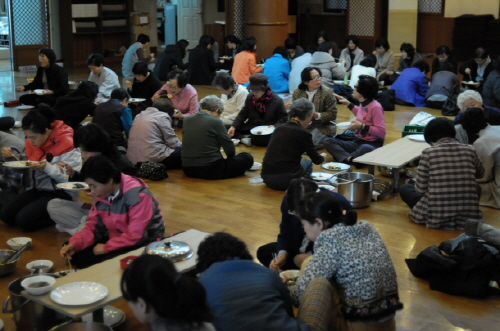 △ 서울 서초동 정토회. 매주 200명의 대중들이 강좌가 끝나고 식사를 하고 있습니다.