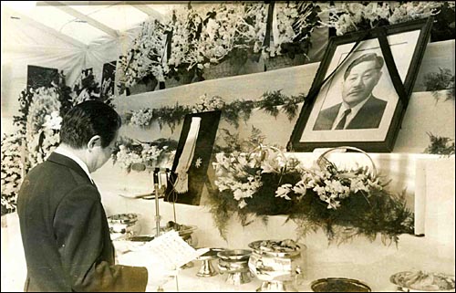1975년 3월 1일, 국민대학 구내에 각계인사들이 참석한 가운데 불교의식으로 엄수된 고 김성곤 회장 영결식.
