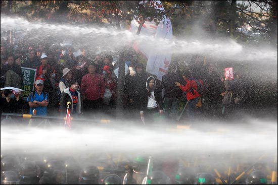 경찰 살수차(물대포)가 국회 북문앞에서 시위를 벌이던 '한미FTA 국회비준 저지 범국민대회' 참가자들을 향해 물을 뿌리고 있다.