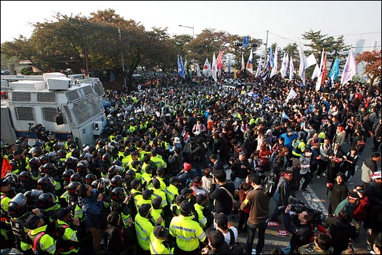 국회 북문에서 '한미FTA 국회 비준저지 범국민대회' 참가자들과 경찰이 대치하고 있다.